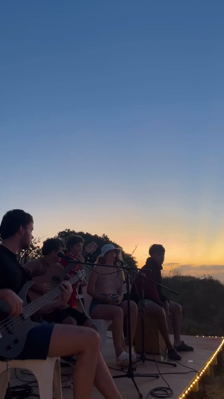 Público reunido frente al mar durante el atardecer