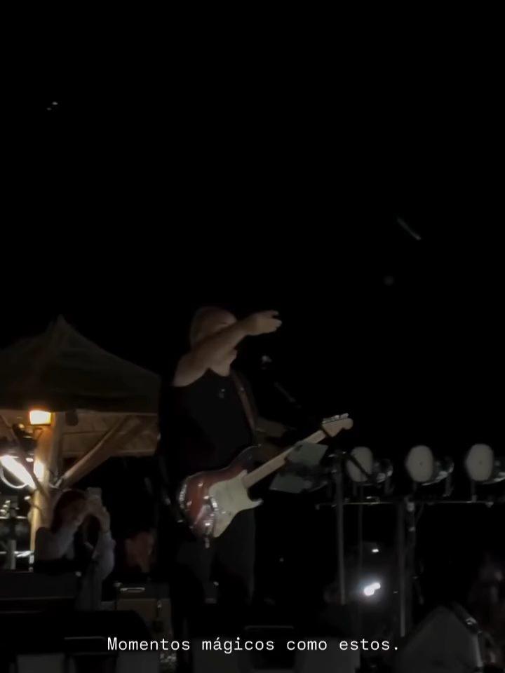 Banda tocando en vivo en el escenario de noche