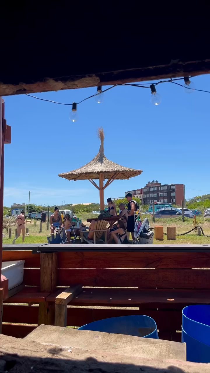La barra y las mesas del parador durante el día
