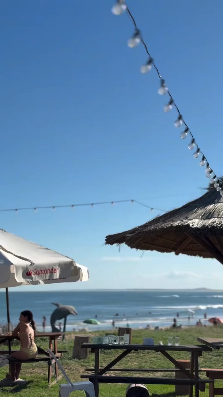 Carpa y sombrillas frente al mar en Playa Los Botes