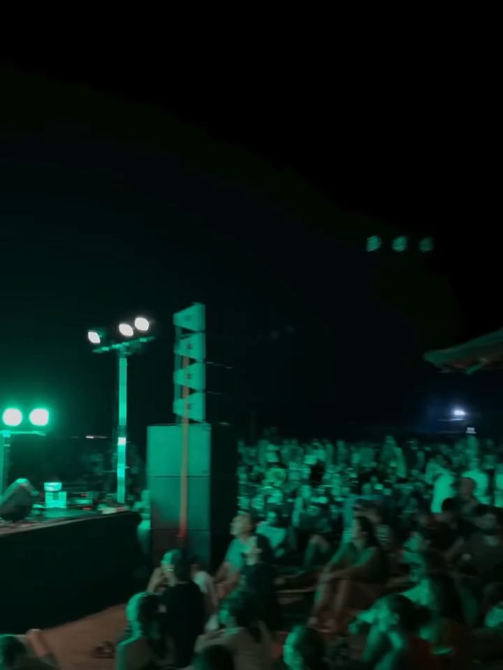 Público y luces verdes durante un show de noche en Las Tres Marías