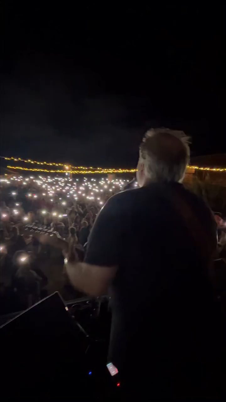 Público de espaldas frente a las luces del escenario
