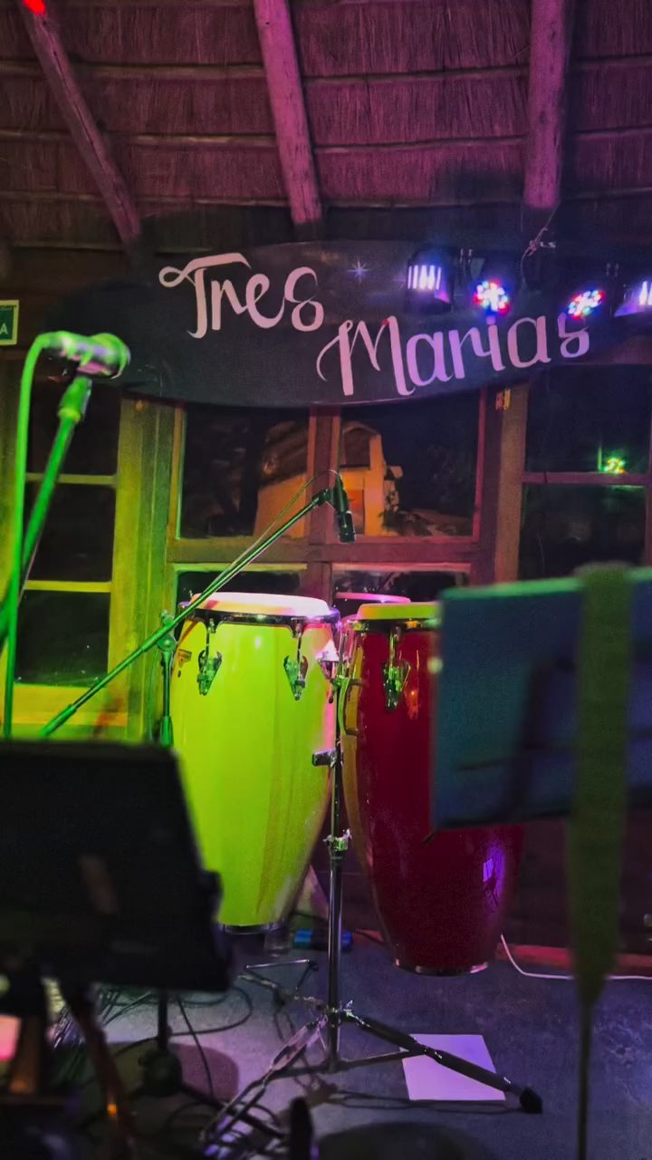 Batería y cartel de Las Tres Marías en el escenario