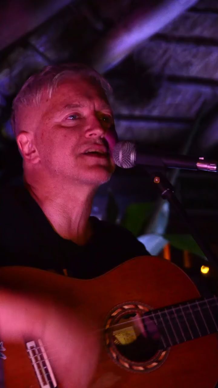 Cantante interpretando un tema en vivo en el escenario